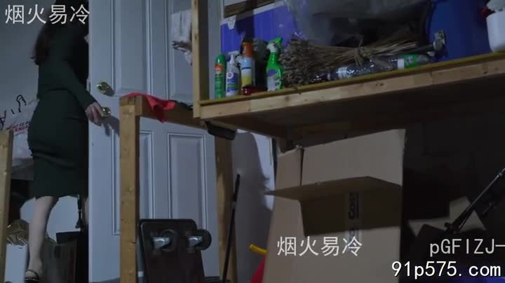 夜幕低垂，昏黄的路灯拉长少妇的身影。她穿着黑色蕾丝边丝袜，紧身连衣裙勾勒出丰满的曲线，浑圆的肥臀在行走间轻轻摇曳，每一步都散发着成熟女人的魅惑。垃圾桶旁，她弯腰捡起垃圾袋，黑色丝袜下，饱满的奶子在裙子里若隐若现，诱人的弧度令人血脉贲张。邻居老王躲在暗处，贪婪地注视着这一幕，他猥琐的眼睛里燃烧着淫火，下半身早已支起了帐篷。尾随少妇回家，老王按捺不住内心的躁动，猛地推开门闯了进去。少妇惊呼一声，却并未反抗，反而媚眼如丝地望着老王，那双修长白皙的腿微微分开，露出黑色蕾丝边丝袜包裹下，令人垂涎欲滴的骚穴。老王粗暴