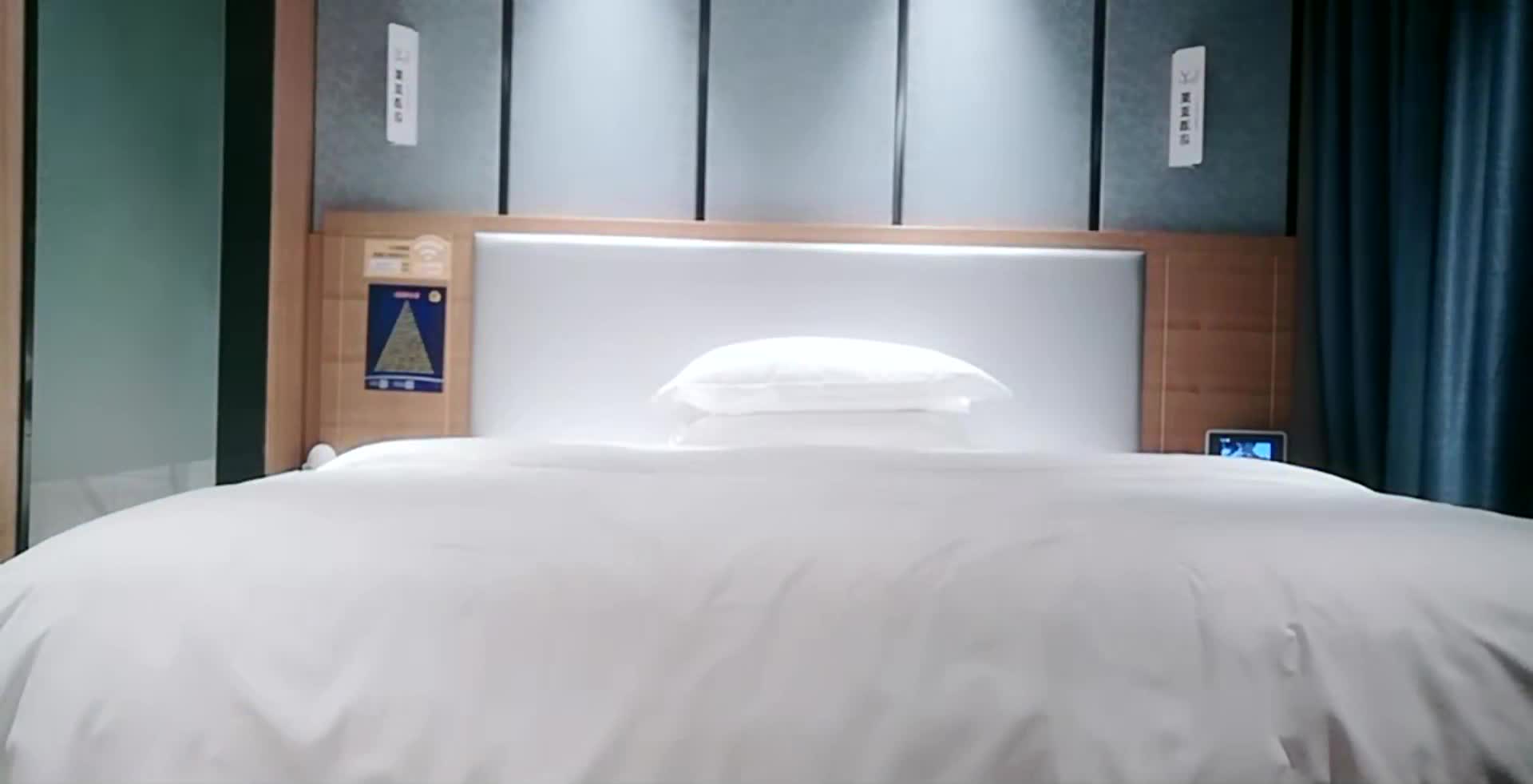 #蜜桃臀 #外围 #美乳 #后入 #内射约操很会挑逗的牛仔裤外围美女 白嫩美乳 膝盖破了后入！