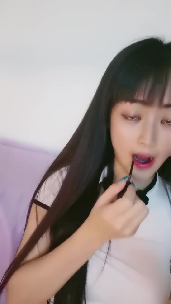 漂亮眼镜新人气质美女，长发及腰情趣装，细腰白嫩美乳，掰开小穴粉嫩紧致，扭动大白美臀，刚播有点放不开