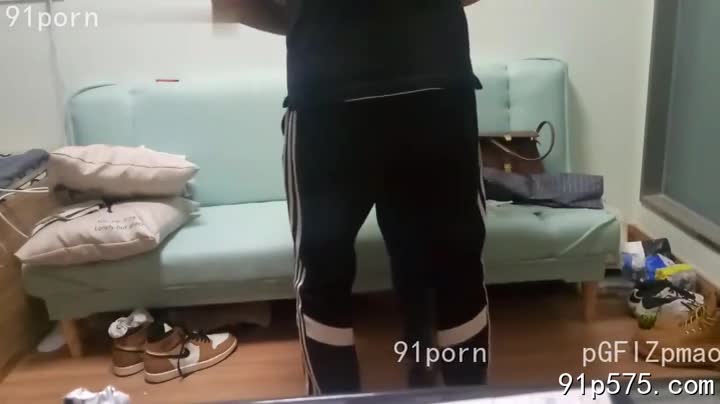 她穿着紧身牛仔裤和一件低胸紧身衫，丰满的奶子几乎要从衣衫里溢出来，浑圆饱满，看得人直咽口水。牛仔裤勾勒出她肥厚圆润的肥臀，让人忍不住想要一把抓住。她媚眼如丝，嘴唇微张，呼吸急促，淫荡的气息扑面而来。我迫不及待地解开裤带，粗大的肉棒顶着她湿润的骚穴，她发出一声销魂的呻吟，扭动着肥臀，主动迎合着我的冲撞。我用力一挺，粗大的鸡巴直接顶破了她的牛仔裤，狠狠地贯穿了她腥臊的骚逼，她发出一声撕心裂肺的尖叫，却夹杂着难以言喻的快感。我疯狂地抽插着，她紧紧地抱着我，浪叫声此起彼伏，淫水肆意流淌，整个房间都弥漫着淫荡的气息