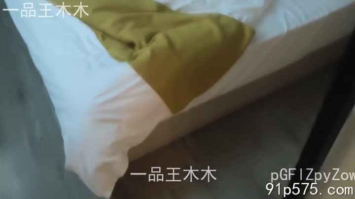 苏E张家港，69经典势，我们在活动，撩我们。 这几个字，像一枚精准投掷的炸弹，在午后慵懒的空气中炸开，激起一阵阵令人脸红心跳的涟漪。 想象一下：一辆苏E牌照的黑色轿车，车窗半降，露出里面暧昧的灯光，隐约可见一对男女纠缠的身影。 女人，穿着暴露的蕾丝内衣，雪白的骚奶子在车内昏黄的光线下若隐若现，饱满浑圆，仿佛随时会溢出来。 她扭动着肥厚的肥臀，露出淫荡的骚穴，腥臊的液体在她的腿间缓缓流淌。男人，粗壮的鸡巴顶着她的骚逼，狠狠地抽插着，每一次撞击都发出沉闷的声响，伴随着女人浪荡的呻吟和男人粗重的喘息。 “69经