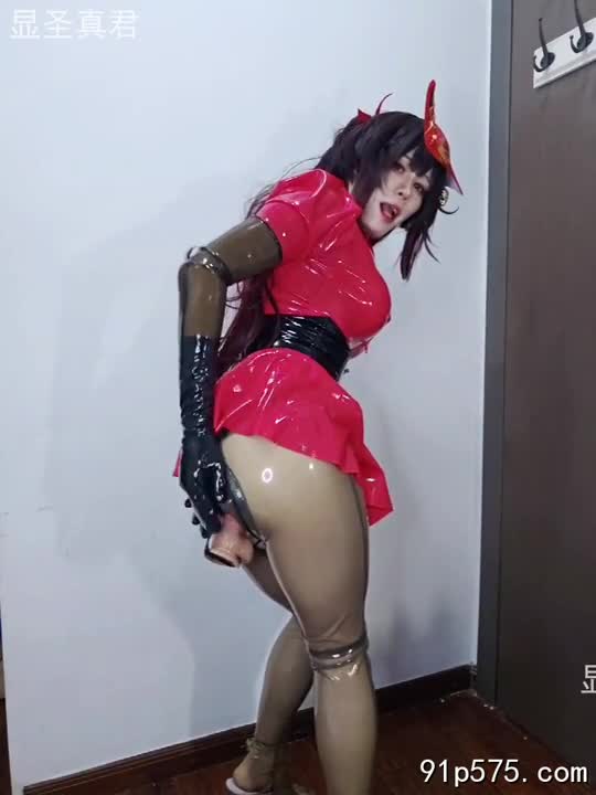 00后伪娘，化着精致的妆容，模仿明日香的标志性红白配色紧身胶衣，将玲珑有致的身材紧紧包裹。那两根仿真的鸡巴，一根肥硕，一根修长，在胶衣的包裹下若隐若现，挑逗着人的神经。他媚眼如丝，眼神中带着挑衅和魅惑，微微张开的嘴唇，涂着鲜艳的口红，透着淫荡的气息。他主动分开双腿，露出那光滑紧致的屁眼，腥臊味若有若无地散发出来。一个男人迫不及待地欺身而上，粗大的肉棒毫不犹豫地顶进那紧窄的菊花，发出令人脸红心跳的噗嗤声。与此同时，另一人则粗鲁地撬开他的嘴巴，将自己的鸡巴塞进他的口中，强迫他吞咽，口中溢出淫水和口水。伪娘发出