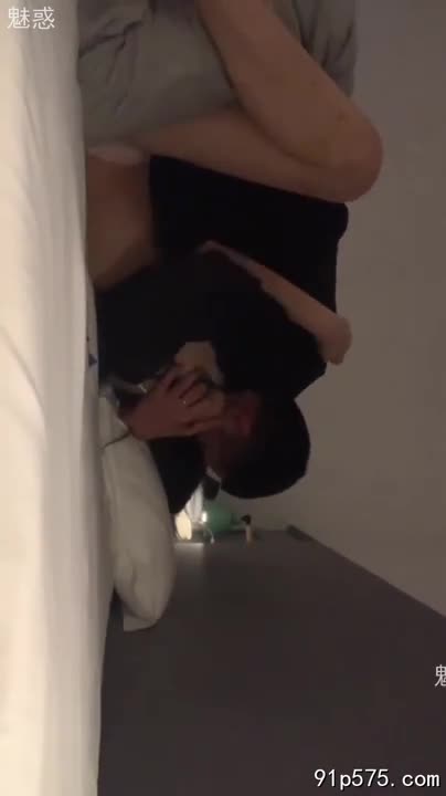 她叫丽娜，三十出头的少妇，丰腴的身材被一件丝质睡袍勉强遮掩，隐约可见饱满的**骚奶子**在袍子下轻轻起伏。老公出差，寂寞的夜晚让她躁动不安。她主动发信息给小王，一个她暗恋已久的单身男子，邀请他来家里。信息里没有羞涩，只有赤裸裸的渴望：“今晚，我想让你好好疼爱我，我的**骚逼**已经饥渴难耐了。”小王按捺不住内心的冲动，火速赶到丽娜家。推开门，映入眼帘的是丽娜那张妩媚的脸庞，以及那件快要被撑破的睡袍，隐约可见**肥厚**的**肥臀**。她眼神迷离，**淫荡**地舔着嘴唇，仿佛一只等待被临幸的**母狗**。她