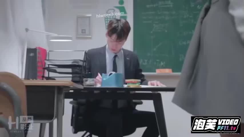 #蜜桃臀 #颜射 #口交 #口爆 #母狗想狠狠的被老师插入放学后的教室无限颜射！