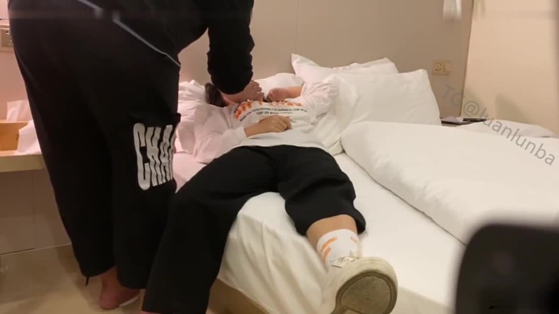 迷奸一同出差的03年美女同事