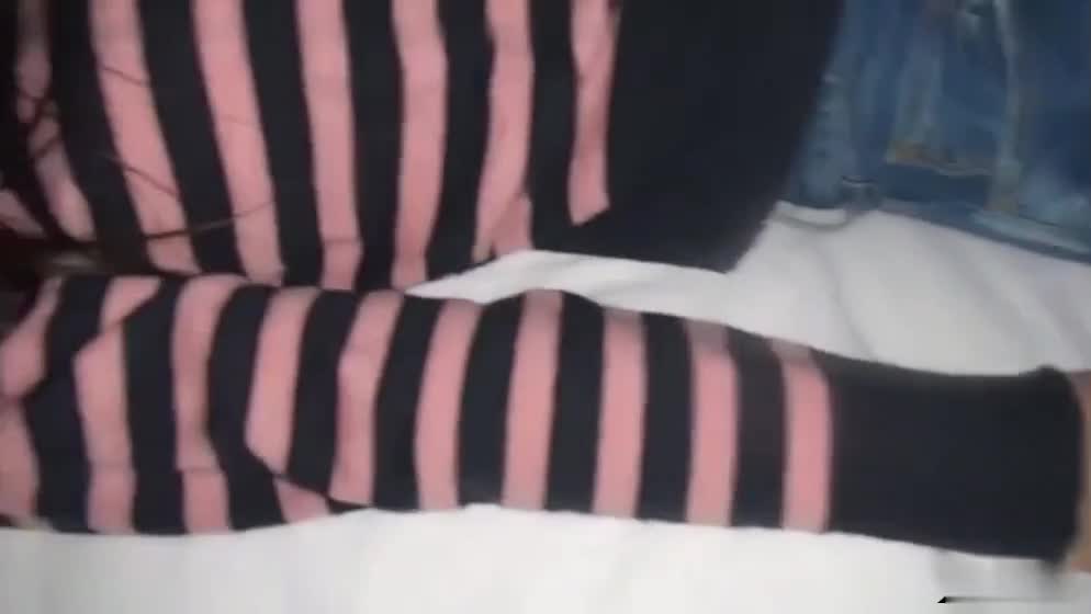 被迷奸的妹妹，内裤下淫水泛滥，及时舔干净