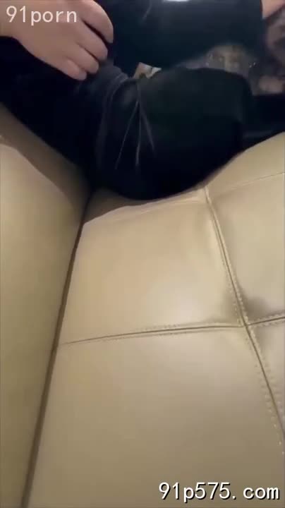 昏黄的灯光下，男人贪婪地吃着妻子做的饭菜，每口都带着一丝苦涩的快感。他知道，这饭菜里，掺杂着妻子和别的男人的汗水，甚至……精液。 他咽下这带着异样味道的食物，心里却涌起一股变态的兴奋。他知道妻子今天又和那个男人厮混了一天，那肥厚的臀部，此刻一定还残留着别的男人的余温。 想到妻子那淫荡的骚逼，此刻正因为另一个男人的侵入而潮湿黏腻，男人就忍不住一阵战栗。他仿佛能看到妻子跪在那个男人身下，那张淫贱的脸庞扭曲着，发出令人作呕的呻吟。 吃完饭，男人一把将妻子按倒在床上，粗暴地撕扯她的衣服。他毫不怜惜地进入那腥臊的骚
