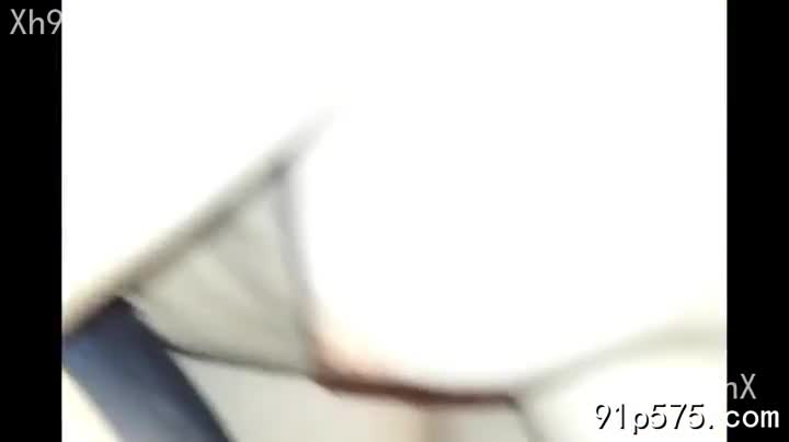 昏暗的灯光下，她，我的女同事，一身紧身职业套装勾勒出令人血脉喷张的曲线。丰满的奶子在衬衫下若隐若现，饱满的形状几乎要撑破衣料，让人恨不得立刻撕开，狠狠地蹂躏一番。她媚眼如丝，眼神中带着一丝不安，一丝兴奋，更多的是无法抑制的渴望。她张开双腿，肥厚的臀部微微颤抖，骚穴湿润地泛着光泽，淫荡的气息扑面而来。我粗暴地撕开她的衬衫，露出两颗红肿的奶头，贪婪地吮吸着，感受着奶子带来的柔软和温热。她发出一声声浪叫，身体扭动着，像一条发情的母狗。我毫不留情地进入她的骚逼，感受着她的紧致和湿滑，她紧紧地抱着我，浪叫声越来越大