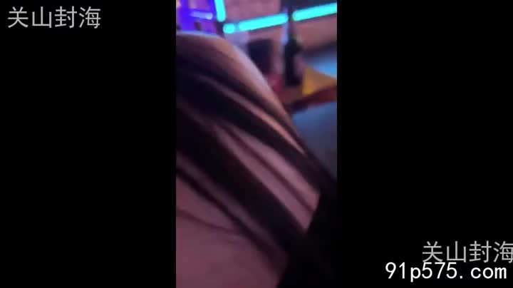 昏暗的酒吧角落，她独自啜饮着酒，烈焰红唇微启，吐出一口淡淡的烟雾。 我一眼就注意到她，紧身牛仔裤勾勒出浑圆肥厚的肥臀，上身一件黑色紧身背心，将她饱满的骚奶子紧紧包裹，却依然能看出那令人窒息的曲线。 小麦色的肌肤在灯光下泛着诱人的光泽，锁骨以下，两座饱满的骚奶子若隐若现，仿佛随时都要挣脱束缚，露出粉嫩的奶头。她修长的手指优雅地拨弄着酒杯，眼神却带着一丝不易察觉的寂寞。 我走近她，健身教练的身材优势此刻发挥得淋漓尽致，结实的肌肉在衬衫下隐约可见。 “介意我坐在这里吗，美丽的母狗？” 我低沉的声音带着一丝挑逗，