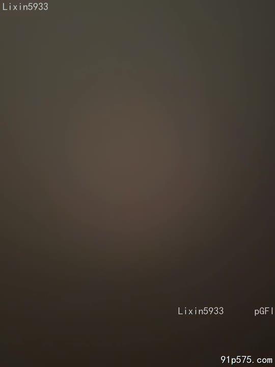 她，一个浑身散发着廉价香水和淫荡气息的母狗，瘫软在我的身下，肥厚的臀部随着每一次抽送剧烈颤抖。她那对饱满的骚奶子，被我揉捏得变形，红肿的奶头渗出腥臊的液体，令人作呕却又兴奋。她张开双腿，骚穴紧致湿润，贪婪地吮吸着我的肉棒，发出阵阵淫荡的呻吟。我粗暴地挺进，每一次撞击都精准地击中她的G点，让她发出无法抑制的尖叫，浪叫声回荡在房间里，如同野兽的交配。她那双淫贱的眼睛迷离，口中不断喊着“主人，用力…用力…”，仿佛一个渴望被支配的精盆，彻底沦陷在我的欲望之下。她的子宫，如同一个下贱的容器，贪婪地接受着我的侵略。我
