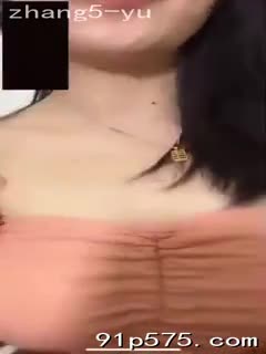 空气中弥漫着令人窒息的期待，我屏住呼吸，心脏擂鼓般狂跳。终于，她缓缓解开了衣扣，一件件衣物滑落在地，露出那令人魂牵梦萦的胴体。 雪白的肌肤在昏黄的灯光下泛着诱人的光泽，两座饱满的骚奶子在胸前颤动，粉红色的奶头微微勃起，散发着诱人的腥臊。 她那肥厚的肥臀，浑圆而富有弹性，微微翘起，勾勒出令人血脉喷张的曲线。 然后，她毫不犹豫地张开双腿，露出那令人神魂颠倒的骚穴，淫水缓缓流淌，散发着令人欲罢不能的腥骚。 那淫贱的骚逼，紧致而湿润，仿佛在无声地邀请着我的进入。 我贪婪地凝视着，感受着那股无法抗拒的原始冲动，身体