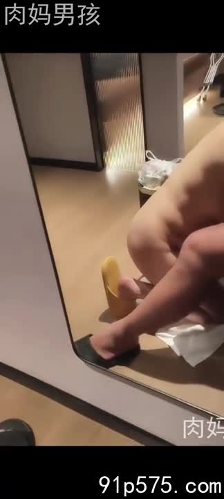 巨乳阿姨的奶子又大又圆，饱满得几乎要从那件低胸的蕾丝衫里溢出来。 我粗暴地撕扯着她的衣服，雪白的肌肤暴露在空气中， 腥臊的骚味混杂着她的体香，让我更加兴奋。 她肥厚的屁股扭动着， 淫荡地摩擦着我的腰腹。 我狠狠地贯穿了她骚穴， 她发出一声声淫贱的呻吟，“啊……好爽……操死我了……” 她的骚逼紧紧地包裹着我的肉棒， 每一次抽送都带给我极致的快感。 阿姨的奶头红肿胀痛， 却依然贪婪地吮吸着我的嘴唇。 我一边粗暴地操弄着她，一边在她耳边低语着污秽不堪的言语， 看着她淫乱的表情， 我更加肆无忌惮地释放着我的兽欲。