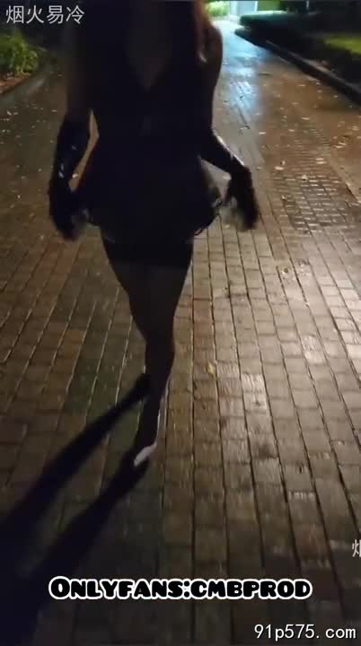 帐篷内，闷热潮湿的空气中弥漫着汗水的咸腥和令人作呕的骚味。伪娘，穿着暴露的吊带丝袜，胸前两座饱满浑圆的骚奶子几乎要从细小的肩带上溢出来，奶头红肿，微微泛着腥臊的粉红色。他媚眼如丝，扭动着肥厚的臀部，将穿着紧身牛仔裤的男友压在身下。男友粗壮的鸡巴顶着伪娘的骚穴，淫水早已浸湿了伪娘的内裤，一股腥骚之气直冲鼻腔。伪娘张开双腿，主动迎合着男友的挺动，娇喘连连，口中发出淫荡的呻吟：“主人，用力……再用力……” 男友粗暴地顶弄着，每一次撞击都精准地击中伪娘的G点，让她发出阵阵浪叫。他粗鲁地扳开伪娘的双腿，将鸡巴狠狠地