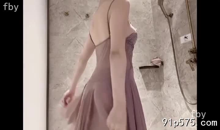 我比我哥厉害？呵，那得看你想要什么程度的“厉害”。群内更新了什么？让我看看你那发情的骚穴，是不是已经饥渴难耐，迫不及待地想要被填满？那肥厚的臀部，浑圆得像熟透的水蜜桃，让我忍不住想要狠狠地蹂躏。你那对骚浪的奶子，饱满得快要溢出来，乳头红肿得像两颗诱人的樱桃，腥臊的味道让我欲罢不能。 宝贝，别再装了，我知道你有多渴望我的肉棒，它正蠢蠢欲动，想要狠狠地贯穿你的骚逼，让你体会到极致的快感。来吧，宝贝，张开你的骚穴，让我好好疼爱你，让你成为我的精盆，彻底臣服在我的淫威之下。 你那淫贱的叫声，会成为我今晚最动听的乐