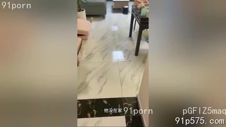 空气中弥漫着暧昧的荷尔蒙气息，少妇雪白的肌肤在昏暗的灯光下泛着诱人的光泽。她穿着丝袜，黑色丝袜紧紧包裹着修长笔直的双腿，勾勒出令人血脉喷张的曲线。丝袜下隐约可见的黑色逼毛，更增添了一份原始的诱惑。她媚眼如丝地望着我，丰满的奶子在丝质睡衣下若隐若现，饱满的形状几乎要撑破衣料。她张开双腿，露出肥厚圆润的肥臀，那上面也隐约可见黑色的逼毛，刺激着我的神经。她轻启朱唇，吐出淫荡的气息：“讨厌，人家好想……” 她伸出涂着蔻丹的指甲，轻轻抚摸着我的肉棒，娇喘连连：“快……快进去……” 我无法抗拒她那赤裸裸的诱惑，一把将