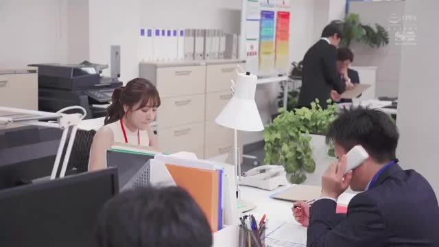 公司的职员每次加班都被上司后入，尤其是她那一对（大奶子）两只手都抓不完，今天她和以往一样加班，上司早就在办公露出他的大屌等着