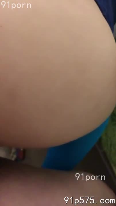 她，一个成熟的肉弹，丰腴的胴体在昏暗灯光下泛着油光。肥厚的臀部，浑圆饱满，每一寸肌肤都散发着淫荡的气息。她微微下蹲，肥熟的屁股在灯光下投下诱人的阴影， 那腥臊的骚穴正对着我，淫贱的汁液在穴口微微渗出。 她主动张开双腿，露出两瓣肥厚的肉唇， 淫乱的骚逼湿漉漉的，散发着令人作呕的腥骚味，却让我欲罢不能。 我粗暴地挺身进入， 那紧致的肉壁紧紧包裹着我的肉棒， 她发出一声销魂的呻吟， 淫贱的浪叫回荡在房间里。 每一次冲撞都带给我极致的快感， 她肥厚的臀部随着我的动作剧烈颤抖， 那淫荡的姿态让我沉沦其中，无法自拔。