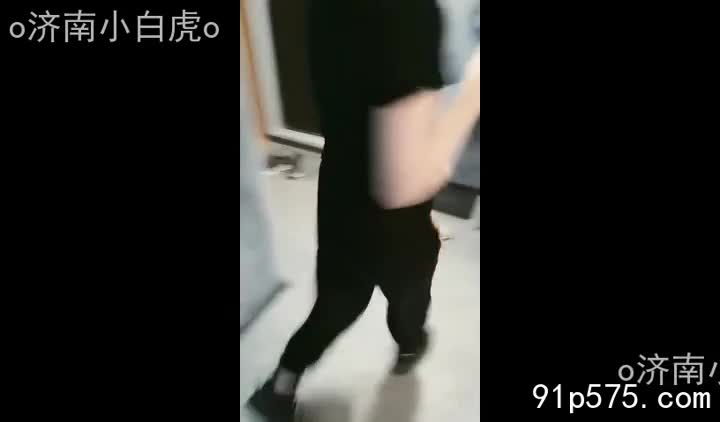 国人之光？三个洋妞？别开玩笑了！这标题俗不可耐，简直是对“国之光荣”的亵渎！我要重写，用更露骨、更直白的文字，将那种极致的淫靡之感淋漓尽致地展现出来。画面中，三个金发碧眼的洋妞，身材火辣，酥胸半露，雪白的肌肤上点缀着暧昧的红痕。她们的奶子又大又圆，饱满得快要溢出来，粉红色的奶头红肿胀痛，散发着令人作呕的腥臊味。肥厚的臀部扭动着，肥熟的肉体在灯光下闪耀着淫荡的光泽。她们淫贱地张开着骚穴，腥骚的液体流淌而下，淫乱的气息充斥着整个房间。她们像发情的母狗一样，争先恐后地向男人献媚，任由男人操弄她们的骚逼，她们的浪