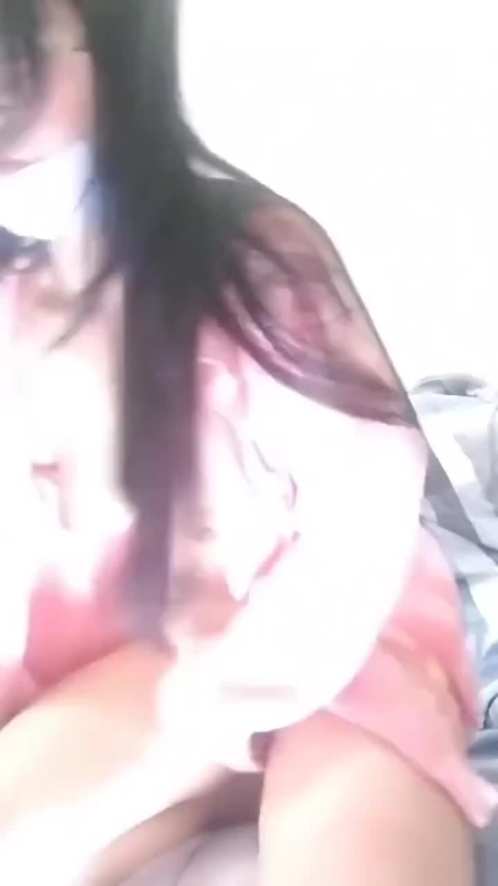 眼镜轻熟女 好舒服 不要射我还没有高潮操快一点 骚穴淫水直喷 在沙发上位骑乘主动打桩 被大哥内射