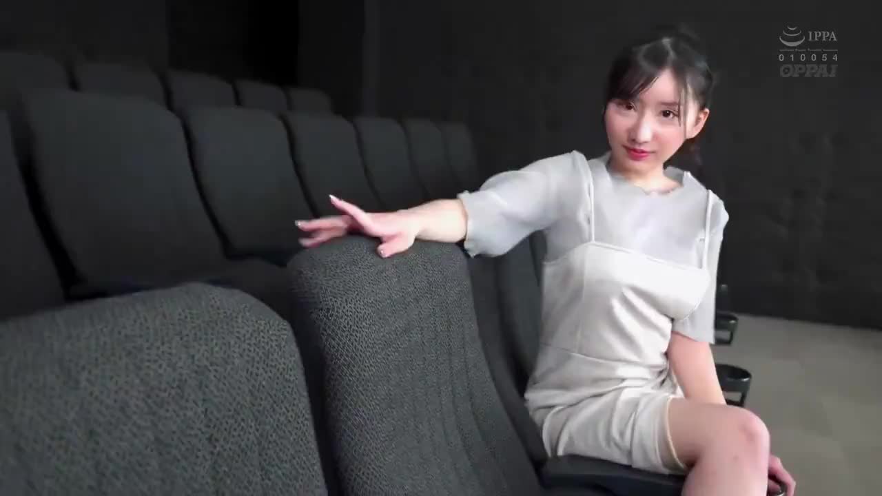 好白的小萝莉拥有着一对大灯挺拔的身材真不错