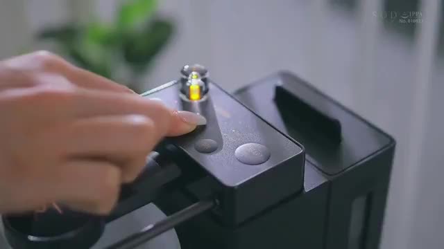 年轻的女上司在外人面前高冷而在喜欢人面前每天都要要 要不停，公司男职员都为他着迷