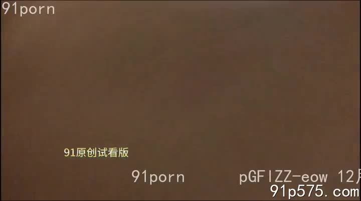 她，一个极品风骚少妇，丰腴的胴体在丝质睡袍下若隐若现，饱满的骚奶子几乎要撑破衣料。 浑圆肥厚的肥臀在睡袍的包裹下微微颤抖，暗示着体内奔腾的欲火。 她撩拨着散落在肩头的秀发，眼神中闪烁着淫荡的光芒，粉嫩的奶头在睡袍的摩擦下更加红肿，散发着淡淡的腥臊。 她张开双腿，雪白的骚逼微微张开，淫水浸润着花瓣，散发着诱人的腥骚气息。 她渴望被狠狠贯穿，渴望被支配，渴望成为一个淫贱的肉便器，任由男人在她体内肆意妄为。 她轻声呢喃着：“主人，快点……我要……”，声音中充满了淫荡和渴望，如同一个发情的母狗，等待着主人的临幸。