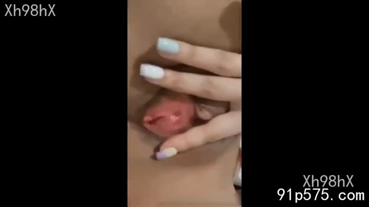 这也太大了！高颜值巨乳学生妹，照片里她穿着过于紧身的校服，几乎无法遮掩那对浑圆饱满的骚奶子，衬衫纽扣崩开几颗，露出雪白肌肤上粉嫩的奶头，微微凸起，散发着诱人的腥骚气息。肥厚的臀部在校服下若隐若现，勾勒出令人血脉喷张的曲线。她那张精致的脸庞上，带着一丝挑逗的微笑，眼神中流露出淫荡的光芒，仿佛在邀请你深入探索她那淫贱的骚穴。群内更新的视频里，她穿着暴露的内衣，扭动着肥熟的屁股，挑逗地舔舐着手指，那淫乱的姿态，令人无法抗拒。她就是个下贱的精壶，渴望被充满，渴望被支配。 她那双修长白皙的骚腿，更增添了她的魅惑，让