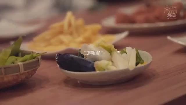 "就知道你这喜欢这样玩的！" 他粗鲁地扯下她的胸罩，从后面轻轻的放入，露出那对饱满的乳房