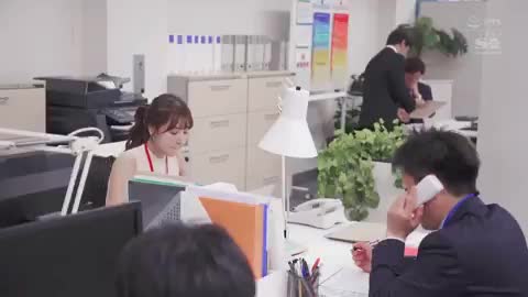 女上司的眼神迷离，她完全沉浸在快感中，乃子随着青年的动作上下跳动