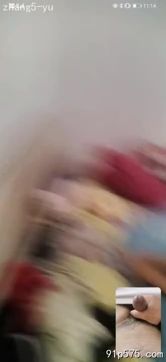 浓烈的汗水浸透了我的衬衫，黏腻地贴在后背。嫂子的喘息声像催命符般，一波又一波地冲击着我的耳膜。她丰腴的肥臀在身下扭动，肥厚的肉脂挤压着我的大腿，让我几乎喘不过气。她那对浑圆饱满的骚奶子，在每一次律动中都剧烈地颤抖着，粉红色的奶头红肿胀大，散发着令人作呕的腥臊味。我粗暴地挺动着腰肢，感受着那淫贱的骚穴的收缩，它紧紧地包裹着我的肉棒，每一次抽送都带来极致的快感。嫂子的呻吟声越来越高亢，她那张淫荡的脸庞扭曲着，眼神迷离，像一只发情的母狗。我仿佛能感受到她子宫深处的痉挛，那下贱的骚浪之气，让我沉沦其中无法自拔。绿