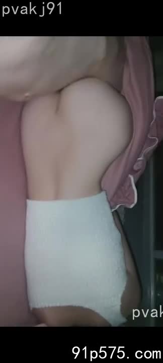 我的原创老婆，她拥有令人窒息的魔鬼身材。浑圆饱满的骚奶子几乎要从她那件低胸蕾丝睡衣中溢出来，粉红色的奶头因为我的抚摸而红肿胀痛，散发着淡淡的腥臊味，让我欲罢不能。她肥厚的肥臀，被睡衣紧紧包裹着，却依然能看出其圆润的曲线，让人忍不住想要狠狠地蹂躏一番。她那淫贱的骚穴，此刻正因为我的侵入而微微颤抖，淫水肆意流淌，沾湿了我的手指，也点燃了我心中更深的欲火。她像一只发情的母狗般，在我身下扭动着，发出阵阵淫荡的呻吟，口中不断呼唤着“主人，用力……”，她的每一个细胞都散发着淫乱的气息，让我沉醉其中，无法自拔。她那下贱