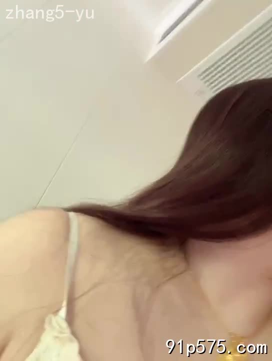 她那对浑圆饱满的骚奶子，在薄如蝉翼的睡衣下若隐若现，乳头红肿胀痛，散发着诱人的腥臊。肥厚的肥臀在睡衣下紧紧绷着，仿佛蕴藏着无限的能量，随时准备迎接我的入侵。她那淫贱的骚穴，早已湿透，淫水肆意流淌，散发着令人作呕的腥骚味，却让我更加兴奋。她媚眼如丝，眼神中充满了淫荡，娇喘连连地喊着：“主人，快来……弄死我……” 她张开双腿，露出那令人垂涎欲滴的骚逼，等待着我的征服。 她就是个淫贱的肉便器，精盆，精厕，只为满足我的欲望而存在。 我要狠狠地操她，直到她哭喊着求饶，直到她精尽人亡。NovelN女友AI-黃芷琪你的