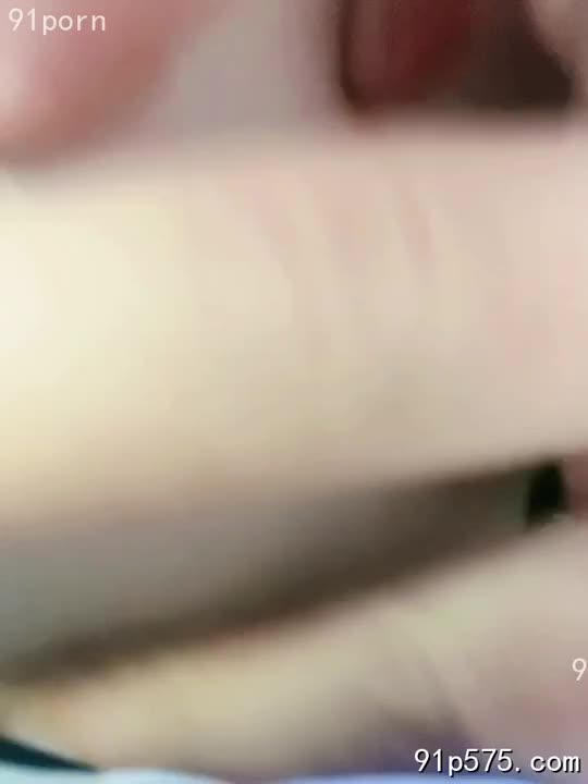 我看着你嫂子的脸，她那张平时总是带着一丝温柔的笑脸，此刻却因为我的话而泛起潮红。她丰满的胸部在紧身的旗袍下微微起伏，仿佛要挣脱束缚般。 那对饱满的骚奶子，在旗袍的勾勒下，更加显得浑圆诱人，乳头因为我的话而更加红肿，仿佛要滴出血来一般。 她眼神迷离，呼吸急促，那张涂着鲜艳口红的嘴唇微微张开，似乎在无声地邀请我。 我感受到她身体的颤抖，那股骚浪的气息从她身上散发出来，让我无法抗拒。 她那肥厚的肥臀，在旗袍的包裹下，更加显得圆润诱人，我甚至能感受到她体内那股淫荡的热流。 她没有回答我的问题，而是伸出她那纤细白皙