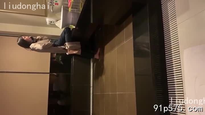 微醺的少妇，酒气夹杂着廉价香水的甜腻气息，裙子下摆微微上卷，露出雪白的大腿，大腿内侧隐约可见的黑色蕾丝花边若隐若现。她眼神迷离，媚眼如丝，胸前饱满的奶子在酒意的催化下显得更加丰盈，几乎要从低胸的衬衫里溢出来。 保险销售员，一个穿着笔挺西装的男人，此刻正被她紧紧搂抱着，他粗糙的大手在她光滑的背上游走，感受着少妇身上散发出的热浪。少妇的骚穴早已湿透，她主动地扭动着肥臀，将自己的骚穴紧紧贴在男人的身上，发出阵阵娇喘：“再用力点……啊……操我……” 男人的鸡巴已经胀得难受，他毫不犹豫地挺身进入，少妇的骚穴紧紧包裹