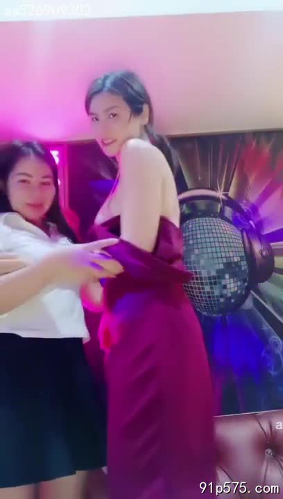 浓妆艳抹的富婆，一身价值连城的貂皮大衣，却掩盖不住她身上散发出的靡靡之气。她坐在卡座中央，肥硕的屁股挤压着柔软的沙发，浑圆的奶子在低胸礼服的包裹下呼之欲出，雪白的肌肤在昏暗的灯光下泛着油光。 她修剪精致的指甲轻轻敲击着酒杯，眼神肆意地扫视着台上的男模，每一个肌肉线条都挑逗着她的神经。 男模们个个身材健硕，精壮的肉棒在紧身裤下若隐若现，每一个眼神、每一个动作都充满了挑逗意味。富婆的骚穴早已蠢蠢欲动，她贪婪地吸允着香槟，眼神中充满了淫荡的渴望。 她伸出涂着鲜艳指甲油的手指，挑逗地勾勒着男模的下巴，低沉的声音带