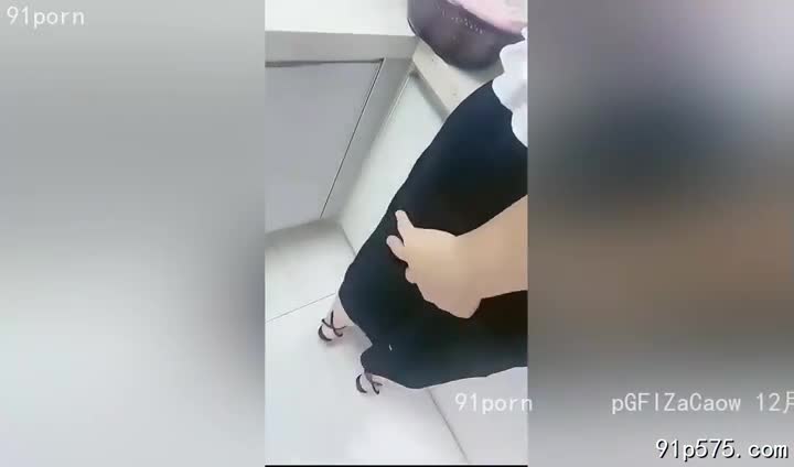 她穿着丝质睡衣，领口松垮地敞开，露出丰满的**骚奶子**，雪白的肌肤在灯光下泛着诱人的光泽。**肥臀**在睡衣下若隐若现，勾勒出令人血脉贲张的曲线。她媚眼如丝地望着我，娇喘着说：“想吃什么？我给你做……” 我哪里还有心思吃饭？一把将她扑倒在柔软的地毯上，粗鲁地撕扯她的睡衣，露出她**腥臊**的**骚穴**。她的**骚逼**紧紧地包裹着我的**鸡巴**，发出令人陶醉的**淫荡**声响。我疯狂地索取着，她**淫贱**地扭动着腰肢，发出阵阵**淫乱**的呻吟。她的**骚腿**缠绕着我的腰，**下贱**地乞求着我