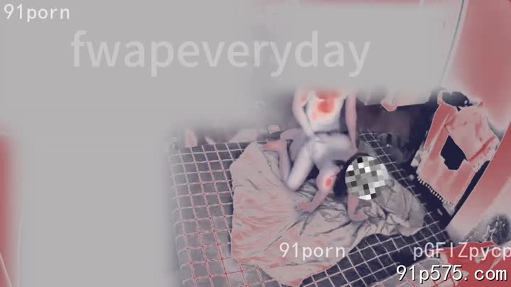 昏黄的灯光下，她赤裸的胴体在沙发上扭动，丰腴的肥臀随着每一次抽送而颤抖，肥厚的肉脂挤压在一起，发出令人脸红心跳的声响。 她张开双腿，骚穴紧致地包裹着粗大的肉棒，淫水肆意流淌，浸湿了身下的沙发垫。 她仰起头，发出销魂的呻吟，饱满的骚奶子剧烈起伏，粉红色的奶头肿胀得发亮，腥臊的味道弥漫在空气中。 他粗暴地挺动着腰肢，每一次撞击都深入她的子宫，她像一只发情的母狗般，放肆地扭动着身体，迎合着他的节奏。 他粗砺的手指探入她的骚穴，拨弄着敏感的阴蒂，她发出更加淫荡的喘息，娇嫩的足穴也因兴奋而微微颤抖。 汗水混合着淫水