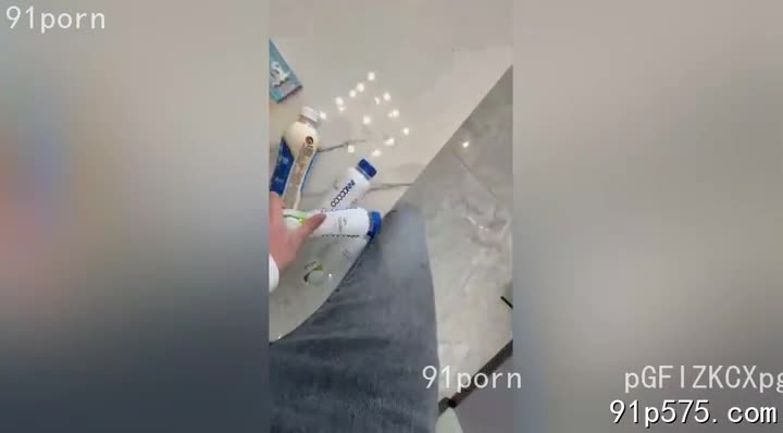 她赤裸着身子，丰腴的**骚奶子**在灶台的灯光下颤动，浑圆的**肥臀**随着她翻炒的动作轻轻摇摆。**腥臊**的体香混合着饭菜的香味，刺激着男人的鼻腔。他贪婪地凝视着她的**骚穴**，那儿湿润而紧致，淫水在**淫贱**的缝隙间若隐若现。她熟练地烹调着食物，眼神却带着挑逗的意味，不时地用**骚浪**的腰肢蹭过男人的身体。 男人知道，今晚的晚餐不仅是食物，更是一场**淫荡**的盛宴。 他迫不及待地想要品尝她身体的每一寸肌肤，想要感受她体内**下贱**的**骚逼**的收缩。 当他射入她**淫乱**的**骚穴**