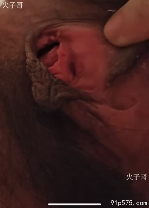 我的女友，一头乌黑亮丽的长发瀑布般倾泻而下，遮掩着她雪白细腻的肌肤。她那对浑圆饱满的骚奶子，在薄薄的真丝睡衣下若隐若现，粉红色的奶头微微勃起，散发着诱人的腥骚气息。肥厚的肥臀在睡衣的包裹下，勾勒出令人血脉喷张的曲线，仿佛随时都能溢出令人沉醉的淫荡。她那张精致的脸庞，此刻因情欲而泛着潮红，水汪汪的大眼睛里充满了迷离与渴望，微张的嘴唇散发着诱人的馨香，仿佛在无声地邀请我进入她的骚穴，去品尝那令人销魂的滋味。她那双修长白皙的骚腿交叠着，勾勒出令人遐想的形状，每一个动作都散发着令人无法抗拒的魅力。 她是一个淫荡的