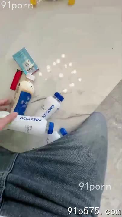 浓烈的汗水浸透了翠绿的床单，如同一片污浊的沼泽。她，李婉，一个被欲望吞噬的少妇，瘫软在床上，双腿无力地分开，雪白的臀部高高翘起，肥厚的肉体在床单上留下深深的印记。 腥臊的骚穴微微张开，还残留着陌生男人浓稠的精液，黏腻的液体顺着腿根流淌，留下令人作呕的痕迹。 她喘息着，眼神迷离，饱满的奶子在粗暴的蹂躏下微微颤动，红肿的奶头渗出几滴乳汁，如同被玷污的圣物。 那股被粗暴贯穿的快感，远不及她内心深处那股难以抑制的空虚和欲求不满。 她渴望更多，更粗暴，更深入的快感，如同一个饥渴的母狗，疯狂地寻找着填补空虚的慰藉。