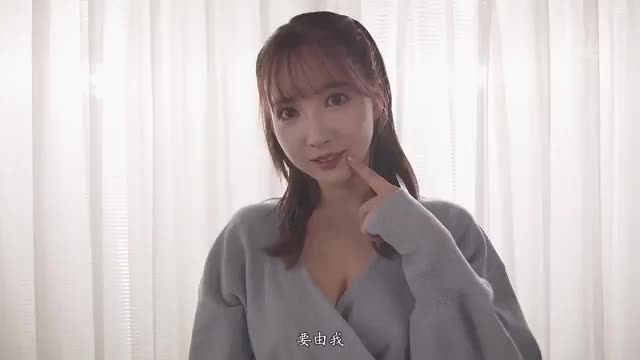 在出租屋里的白天，他忍不住让她上骑在身上。她的八字乃也很诱人的，松松地系着好喜欢