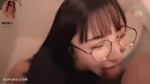 漫改买情趣用品被痴女老板娘要求拿她试用看看效果实则是满足欲求不满的自己被疯狂榨精！