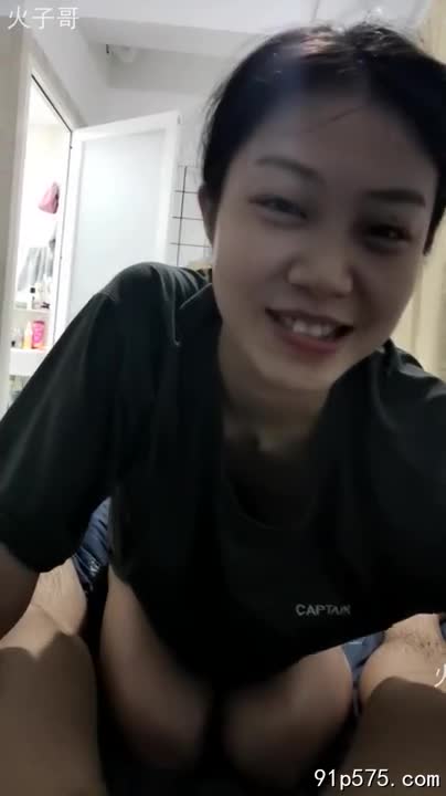 我的女友，一个淫荡的肉便器，她丰满的骚奶子在薄衫下若隐若现，浑圆饱满，仿佛随时会溢出来。 粉红色的奶头红肿胀，带着一丝腥臊的淫靡气息。她肥厚的肥臀，在紧身牛仔裤的包裹下，勾勒出令人血脉贲张的曲线，圆润肥熟，让人恨不得立刻将其占有。 她那淫贱的骚穴，散发着令人沉醉的腥骚，紧致而湿润，等待着我的侵入。她媚眼如丝，眼神中充满了淫荡和渴望，娇喘连连，发出令人脸红心跳的呻吟，像一只发情的母狗，主动投怀送抱。她那下贱的子宫，渴望着我的精液，而我，将毫不犹豫地满足她每一个淫乱的渴望。 她是我最爱的母畜，也是我永远的精盆