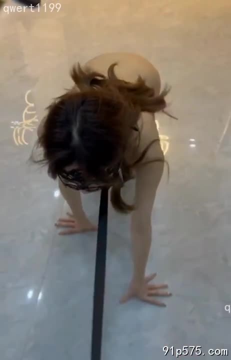 她，三十出头的御姐，一身紧身职业套装勾勒出令人窒息的曲线。饱满的骚奶子在挺括的衬衫下若隐若现，浑圆肥厚的肥臀在紧身包臀裙的包裹下显得格外诱人。 她媚眼如丝，涂着鲜艳口红的嘴唇微微上扬，带着一丝挑逗和臣服的意味。 我轻抚她光滑的大腿内侧，感受着丝袜下细腻的肌肤，她发出一声娇媚的呻吟，扭动着肥熟的屁股，主动贴近我的身躯。 “主人……”她用低沉沙哑的声音呢喃着， “请……请您尽情……” 她双腿分开， 淫荡的骚穴微微张开， 腥臊的淫水流淌而下， 散发着浓烈的荷尔蒙气息。 我毫不犹豫地进入她体内， 感受着她体内紧致