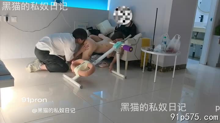 教室里，灯光昏黄，反差极大的场景正上演。 年轻貌美的老师，李老师，此刻正匍匐在讲台上，她那对硕大饱满的骚奶子随着呼吸轻轻起伏，粉红色的奶头因为兴奋而微微肿胀，腥臊的气息若隐若现。 她穿着一条紧身包臀裙，肥厚的臀部被勾勒得淋漓尽致，肥熟的肉感令人垂涎。 她扭动着淫荡的腰肢，娇喘连连，口中发出如同母猪般淫贱的呻吟：“主人…请…用力……” 而她的男奴，一个身材瘦弱的学生，正跪在她身后，粗大的鸡巴抵在她肥厚的屁股上，即将贯穿那淫贱的骚穴。他贪婪地注视着李老师那张淫乱的脸庞，上面布满了淫欲的潮红，眼神中充满了对主人