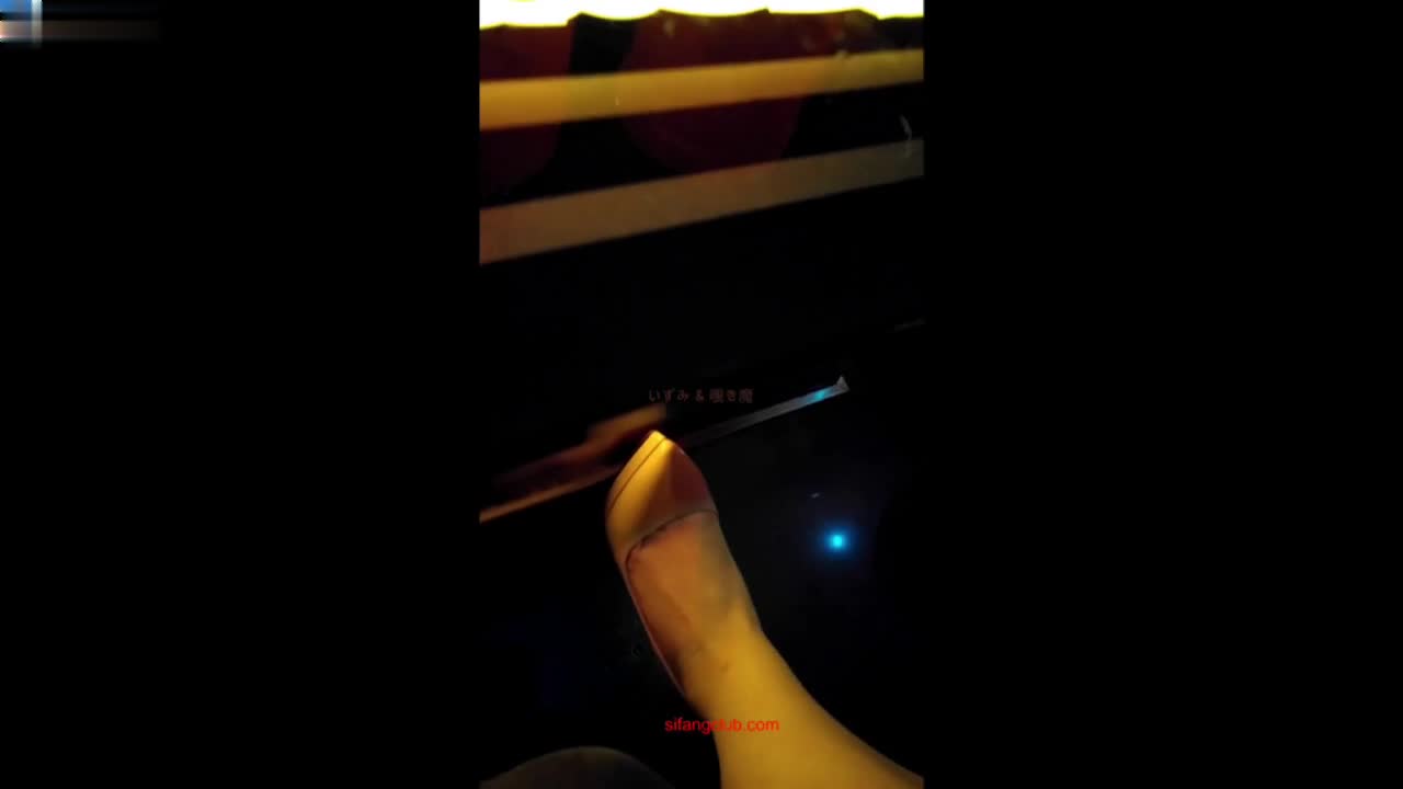 KTV里喝的多嗨，在酒店里酒被迷奸的多惨把骚货约出来唱歌，给酒里加点药随便玩弄