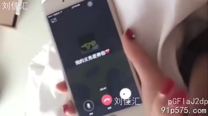 他粗暴地扯下我的连衣裙，丝线崩裂的声音刺耳，像撕裂的贞操一样让我战栗。 我赤裸的躯体暴露在空气中，他贪婪的目光在我丰满的奶子上游移，然后，他低下头，湿热的舌头舔舐着我的骚穴，粗糙的触感让我本能地弓起腰肢，发出一声压抑的呻吟。 他毫无怜惜地吮吸着，我的骚逼分泌出粘稠的液体，腥臊的味道混合着他的口水，让我感到既恶心又兴奋。 他像一头饥渴的野兽，毫不留情地侵入我的身体，每一次冲撞都让我感到撕裂般的疼痛和无法言喻的快感。 他粗大的鸡巴在我的骚穴里肆意冲撞，我只能无助地扭动着身体，任由他将我的身体当成泄欲的工具，我