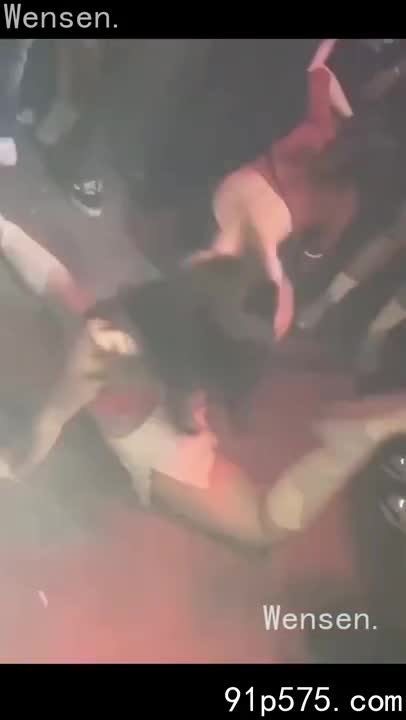 酒店昏暗的灯光下，她，一个极品尤物，穿着豹纹内裤，黑丝袜紧紧包裹着细腰和大长腿，如同一条诱人的猎豹。她媚眼如丝，丰满的骚奶子在丝质睡袍下若隐若现，饱满的圆润肥臀在高跟鞋的衬托下更加诱人。她主动地骑坐在男人身上，腰肢扭动，发出阵阵娇喘呻吟，淫荡的浪叫声在房间里回荡。 男人粗大的鸡巴在她骚穴里肆意冲撞，每一次抽送都让她颤抖不已，腥臊的淫水浸湿了她的内裤。她紧紧抱着男人的腰，感受着体内外极致的快感，浪叫声越来越高亢，如同一个发情的母狗，彻底沦陷在肉欲的海洋里。她那张淫贱的脸上，充满了迷醉和满足，眼神中闪烁着淫荡