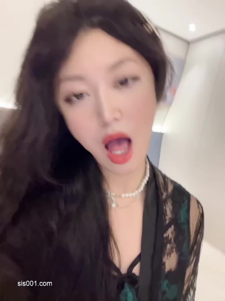 黑丝伪娘Cd蜜酱 想要吃鸡吧好想被操 大号伪娘撅着大屁屁今天终于吃到洋吊了慢慢适应了后不要太爽哦