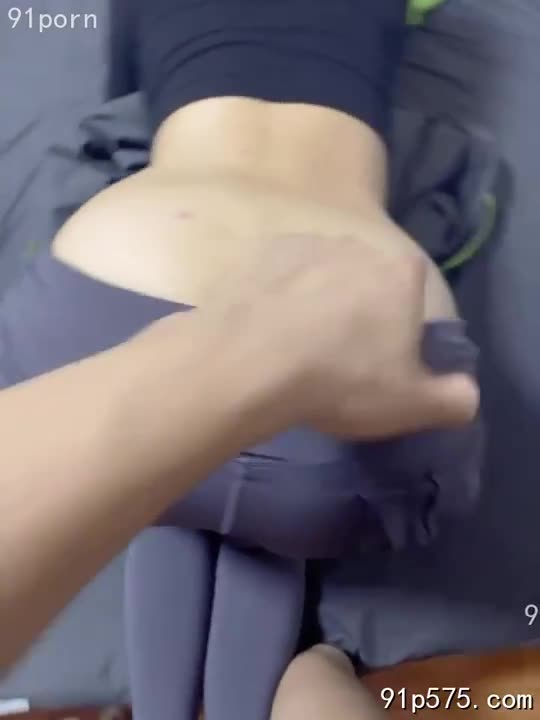 她跪坐在床沿，丰腴的蜜桃臀对着我，浑圆肥厚的曲线在灯光下泛着诱人的光泽。 粉红色的蕾丝内裤勾勒出她私处隐约的轮廓，淫荡的骚穴微微张开，散发着令人无法抗拒的腥臊气息。 她扭动着肥臀，雪白的肌肤在摩擦中泛起淡淡的红晕，娇喘连连，像一只发情的母猫，亟待我的进入。 我贪婪地欣赏着她丰满的臀部，指尖轻轻抚摸着她柔软光滑的肌肤，感受着臀肉的颤动，以及那股令人沉醉的体香。 她仰起头，媚眼如丝，红肿的奶头在胸前的蕾丝bra下若隐若现，骚浪的姿态，无不昭示着她的渴求。 我低下头，贪婪地吮吸着她蜜桃臀上的每一寸肌肤，感受着她